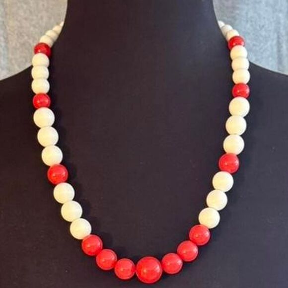 Vintage red and white plastic beaded necklace - Picture 1 of 3